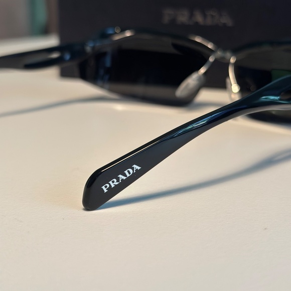 Prada sunglasses - Picture 4 of 10